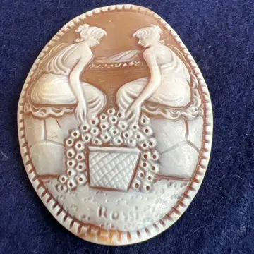 대형 카메오 빈티지 쉘브 여성 두 명