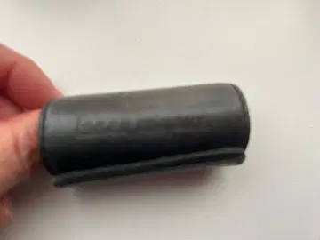 ISSEI MIYAKE 가죽 머리핀 원통형