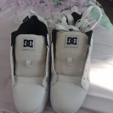 DC 화이트 스니커즈