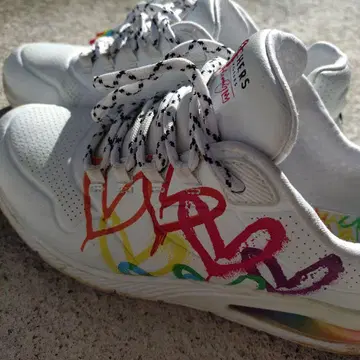 SKECHERS 그래피티 스니커즈 화이트