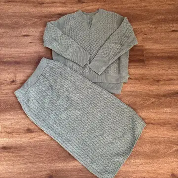 탁한 그린 케이블 짜임 니트 셋업