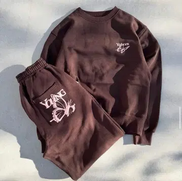 younger song 다크 브라운 나비 그래픽 맨투맨 셋업