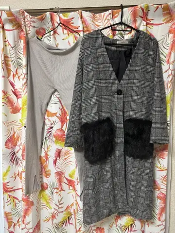 그레이 계열 체크 롱 코트 퍼 포함