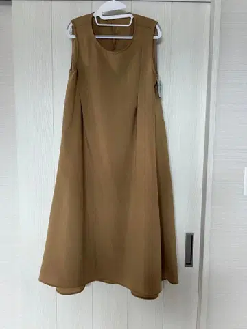 미사용 새상품 슬리브리스 A라인 원피스 베이지