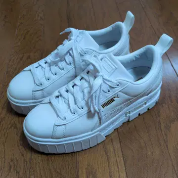 PUMA 화이트 통굽 스니커즈 골드 로고 24cm