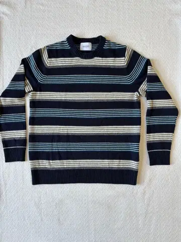 네이비와 화이트 스트라이프 니트 스웨터