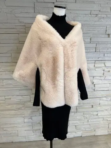 아이보리 퍼 판초 케이프 코트