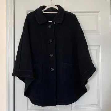 블랙 버튼 부착 판초