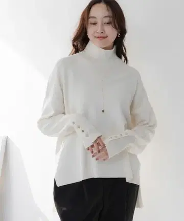 Elura 촉촉 모이스트 하이넥 니트 화이트 M 택 포함 시착만 한 상품