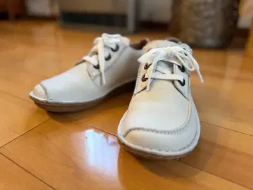 [Clarks ] 화이트 가죽 레이스업 슈즈