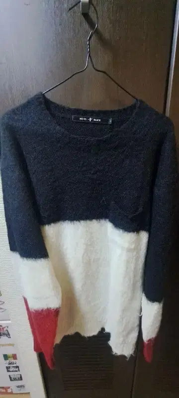 크루넥 니트 스웨터 블랙 화이트 빨간색