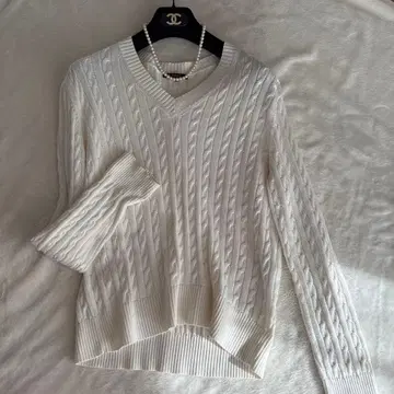 23구 화이트 코튼 케이블 니트 V넥