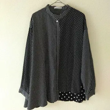 RAW FUDGE 도트 무늬 믹스 절개 블라우스 비대칭