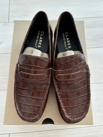 새상품 CLARKS 왈라비 크로커다일 로퍼 브라운 배송비 포함