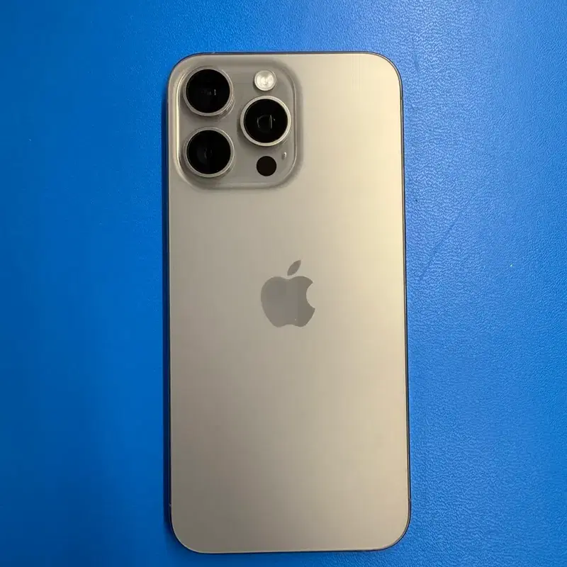 iPhone 15 pro max 내추럴 티타늄 팝니다.