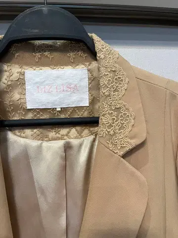 LIZ LISA 베이지 테일러드 자켓