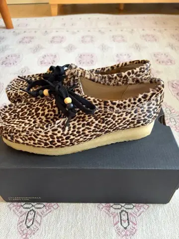 CLARKS/클락스 wallabee leopard framework