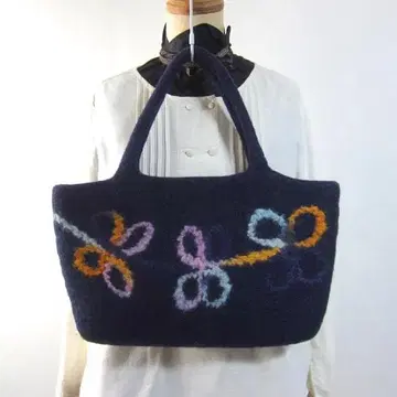 새상품급 두꺼운 원단 울 펠트 자수 토트백 네이비