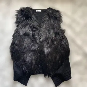 새상품급 베아트리스 퍼 베스트 블랙 38