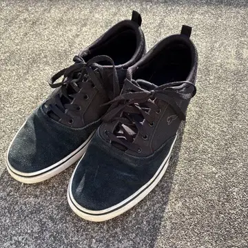 PUMA 블랙 스웨이드 스니커즈