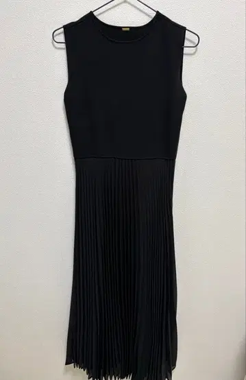 Mila Owen 밀라오웬 슬리브리스 원피스