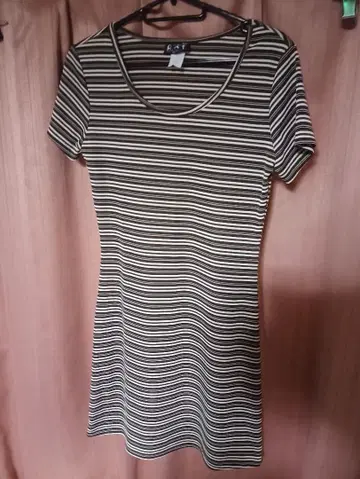 일품 H.O.T. made in USA 스트라이프 반팔 미니 원피스