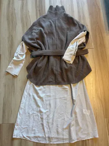 FRAY I.D 슬리브리스 니트 원피스