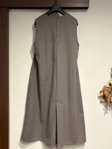 그레이 슬리브리스 무릎 기장 원피스