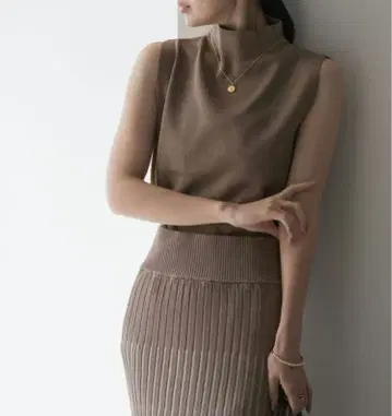 NOBLE / 노블 보틀넥 슬리브리스 니트