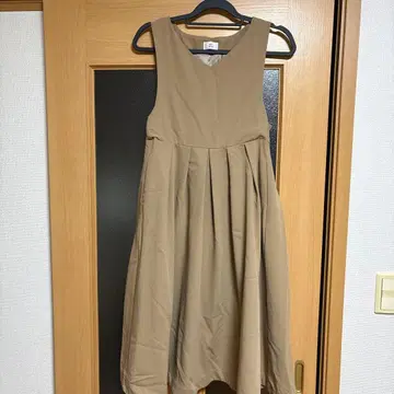 moitytto 베이지 슬리브리스 원피스