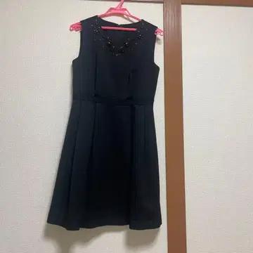 비즈 장식 슬리브리스 블랙 드레스