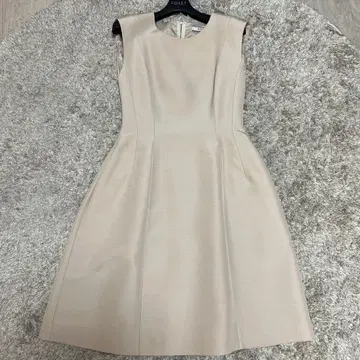 FOXEY 슬리브리스 무릎 기장 원피스