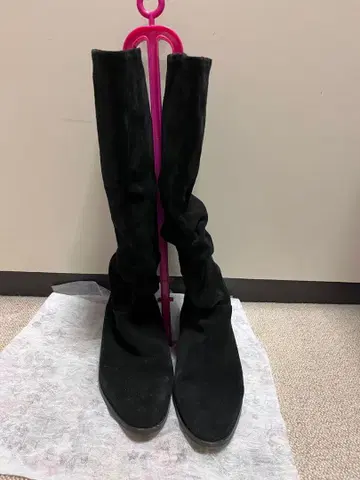 SAKS FIFTH AVENUE 블랙 스웨이드 롱 부츠 플랫