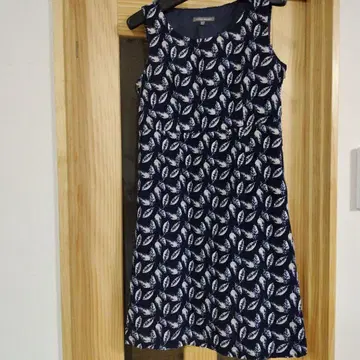 LAURA ASHLEY 네이비 잎 패턴 슬리브리스 원피스