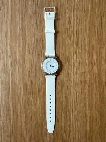 Swatch 화이트 아날로그 손목시계 SFK360