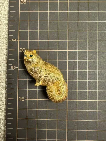 골드 컬러 고양이 브로치 monet