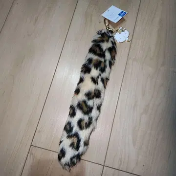 헬로키티 레오파드 무늬 꼬리 참