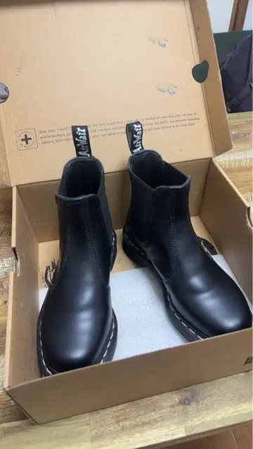 Dr. Martens 블랙 첼시 부츠