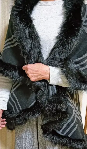 SINJIVI 퍼 포함 블랙과 그레이 체크 판초