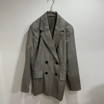 그레이 계열 체크 무늬 더블 브레스트 자켓