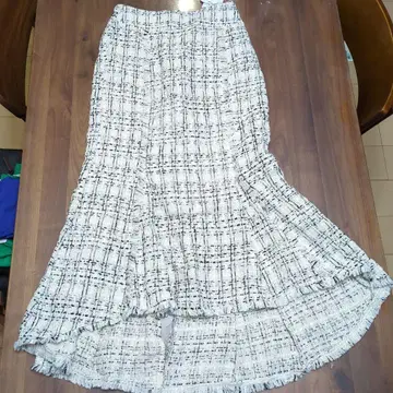 화이트와 블랙의 트위드 플레어 스커트