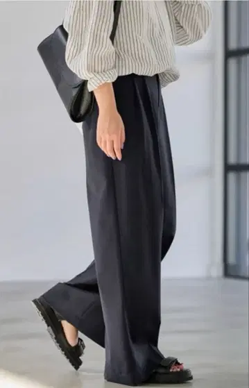 가격 인하 FRAMeWORK 23AW 워셔블 트로 턱 와이드 팬츠