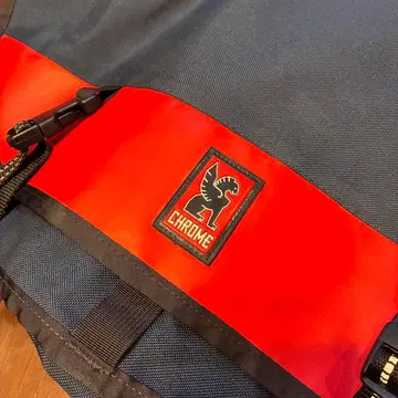 CHROME 메신저 백 네이비/레드