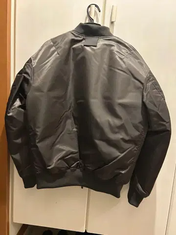 미착용 ] 유니클로 +J 하이브리드 다운 오버사이즈 MA-1 그레이