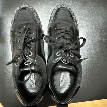 MICHAEL KORS 블랙 스니커즈