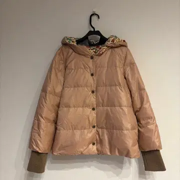 호코모모라의 리버서블 후드 부착 다운 자켓