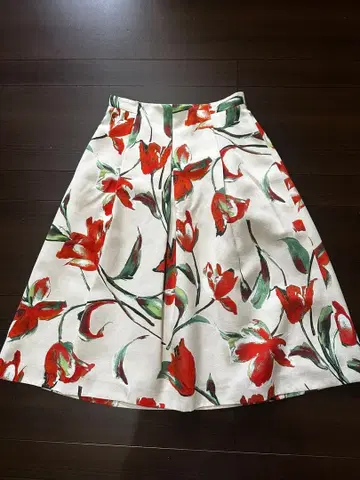 아나이 ANAYI 플레어 스커트 화이트 베이스 빨간 꽃무늬 무릎 기장