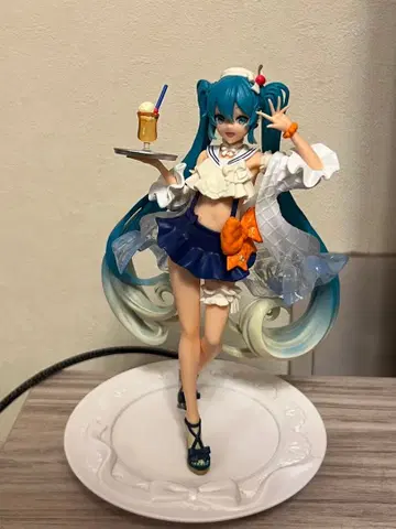 하츠네 미쿠 웨이트리스 피규어