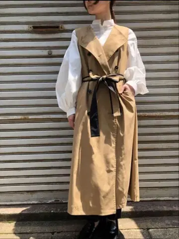 베이지 더블 브레스트 트렌치코트