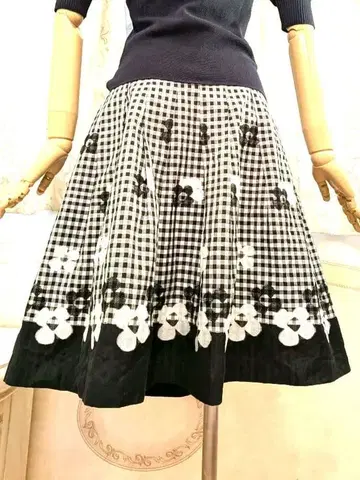 엠즈 그레이시 플레어 스커트 38 플라워 모티브 화이트 블랙